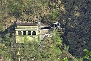 141 Zoom su impianto elettrico  del 1906 sul fondovalle negli orridi di Val Taleggio